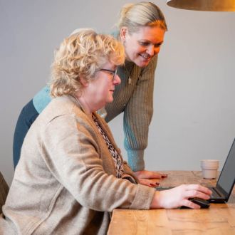 SBR Administraties - Suzanne en Bianca aan het werk